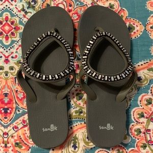 Sanuk flip flops/sandals